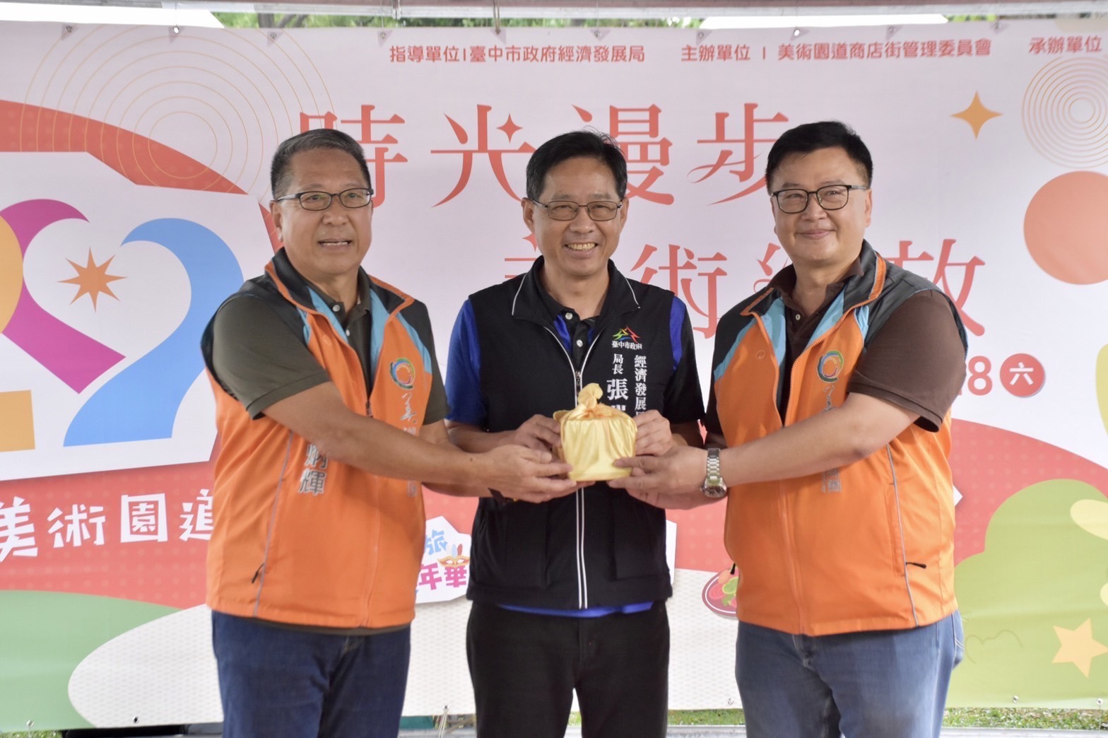 新舊任主委交接儀式-左-上屆主委蔡炳輝-右-新屆主委何正仁_0.jpg