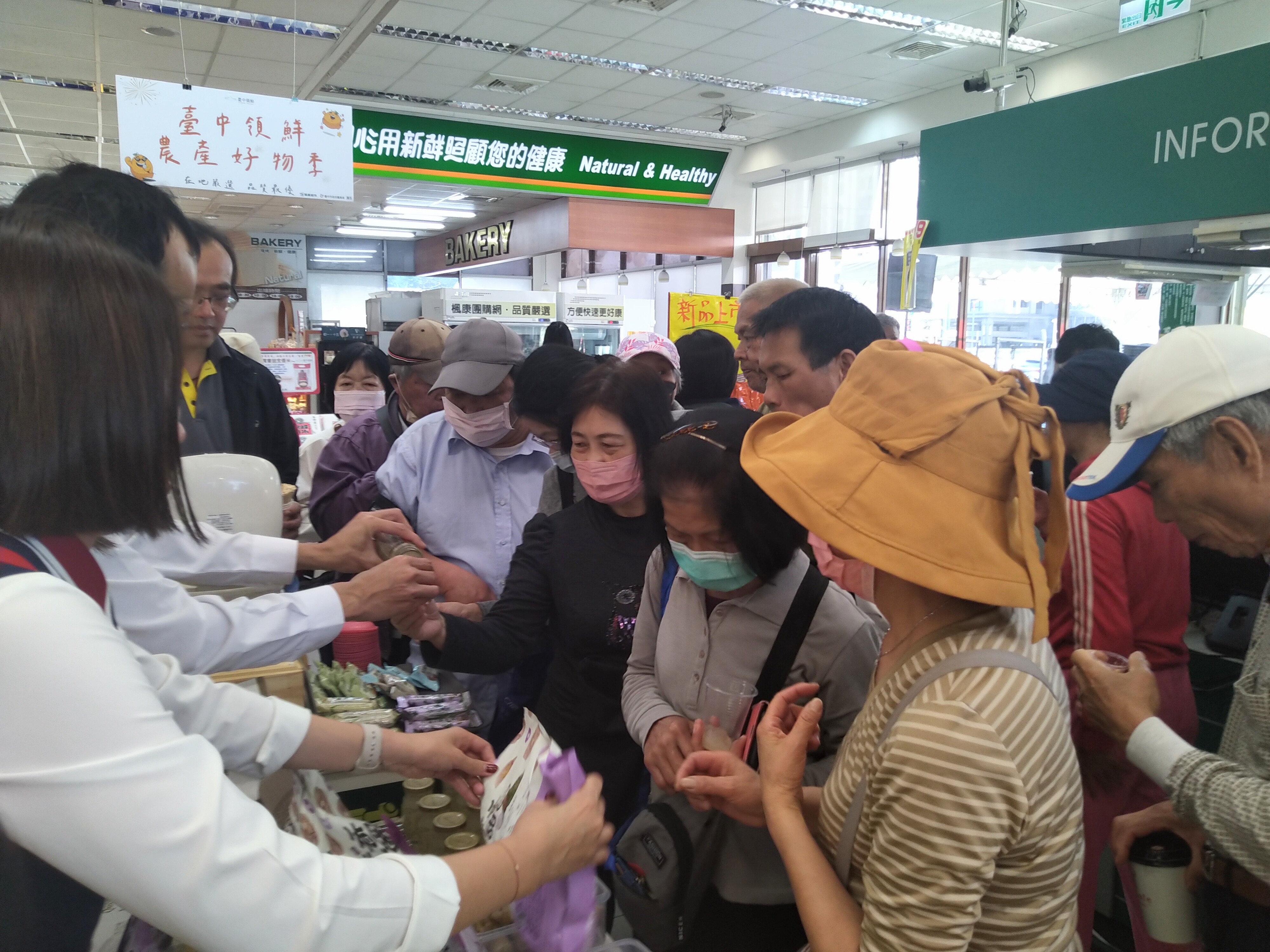 民眾試吃品嘗台中農產品.jpg