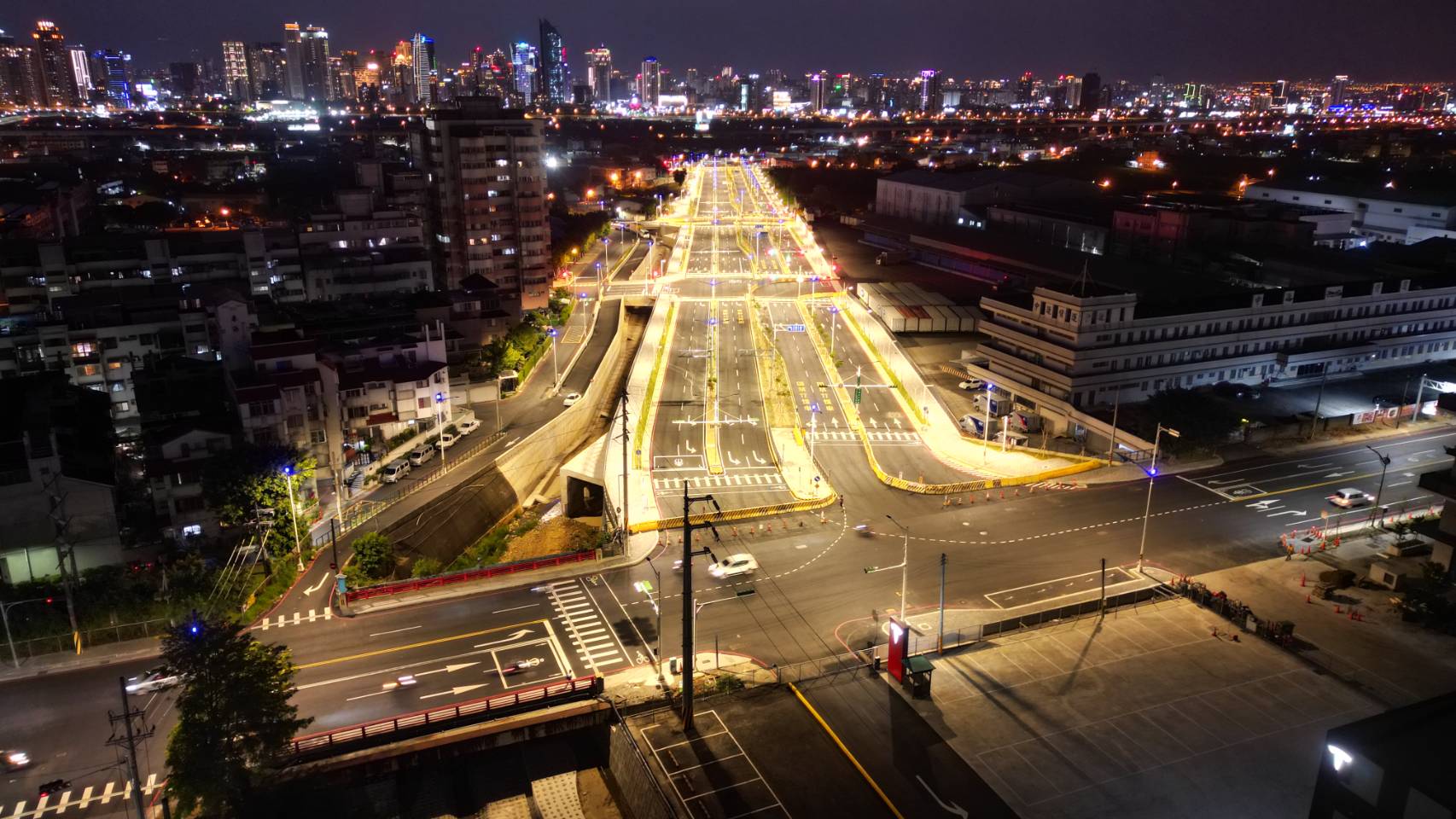 市政路夜間在金黃燈光照映下-猶如通往工業區的黃金大道.jpg