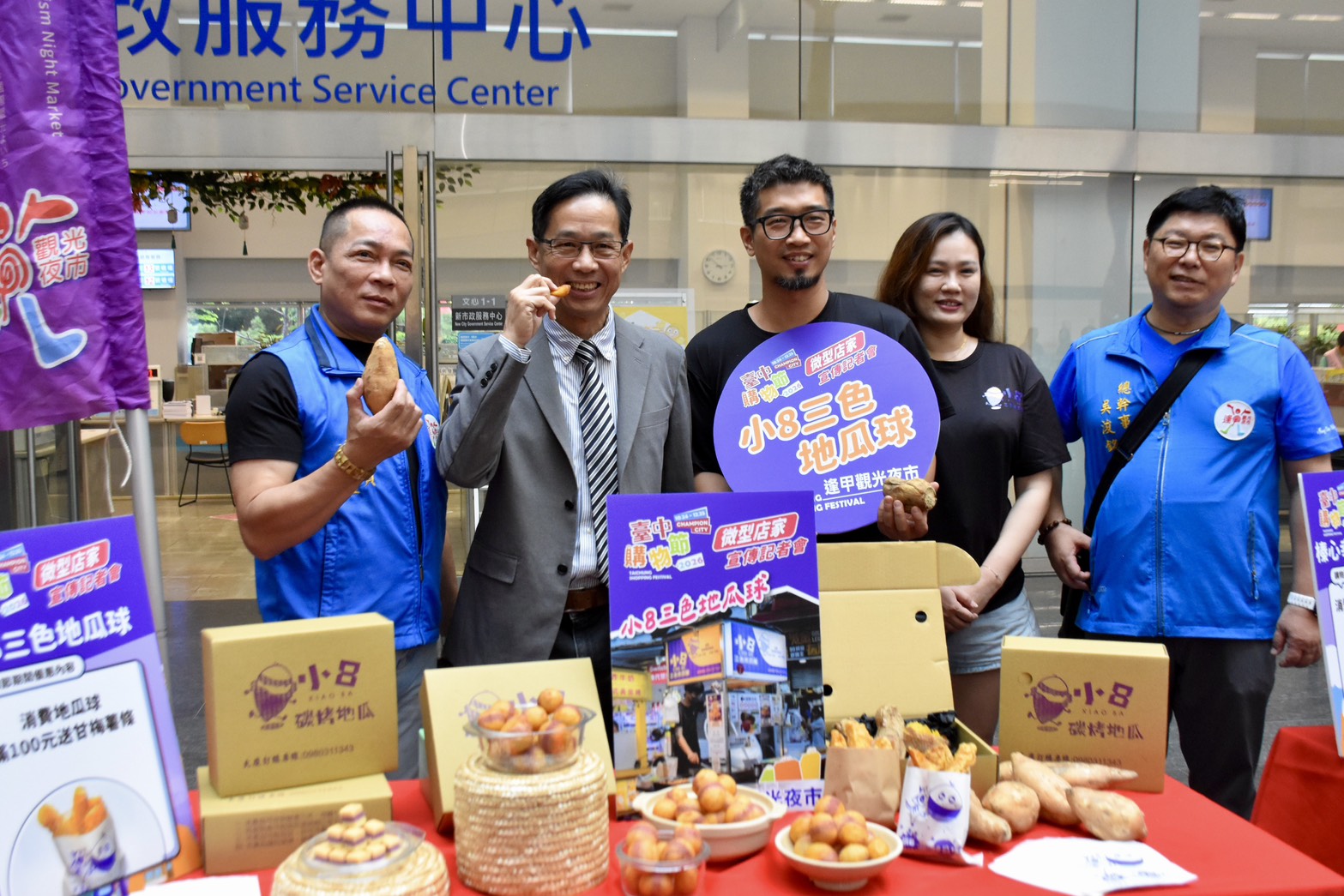 經發局長張峯源與微型店家共同推廣庶民經濟.jpg