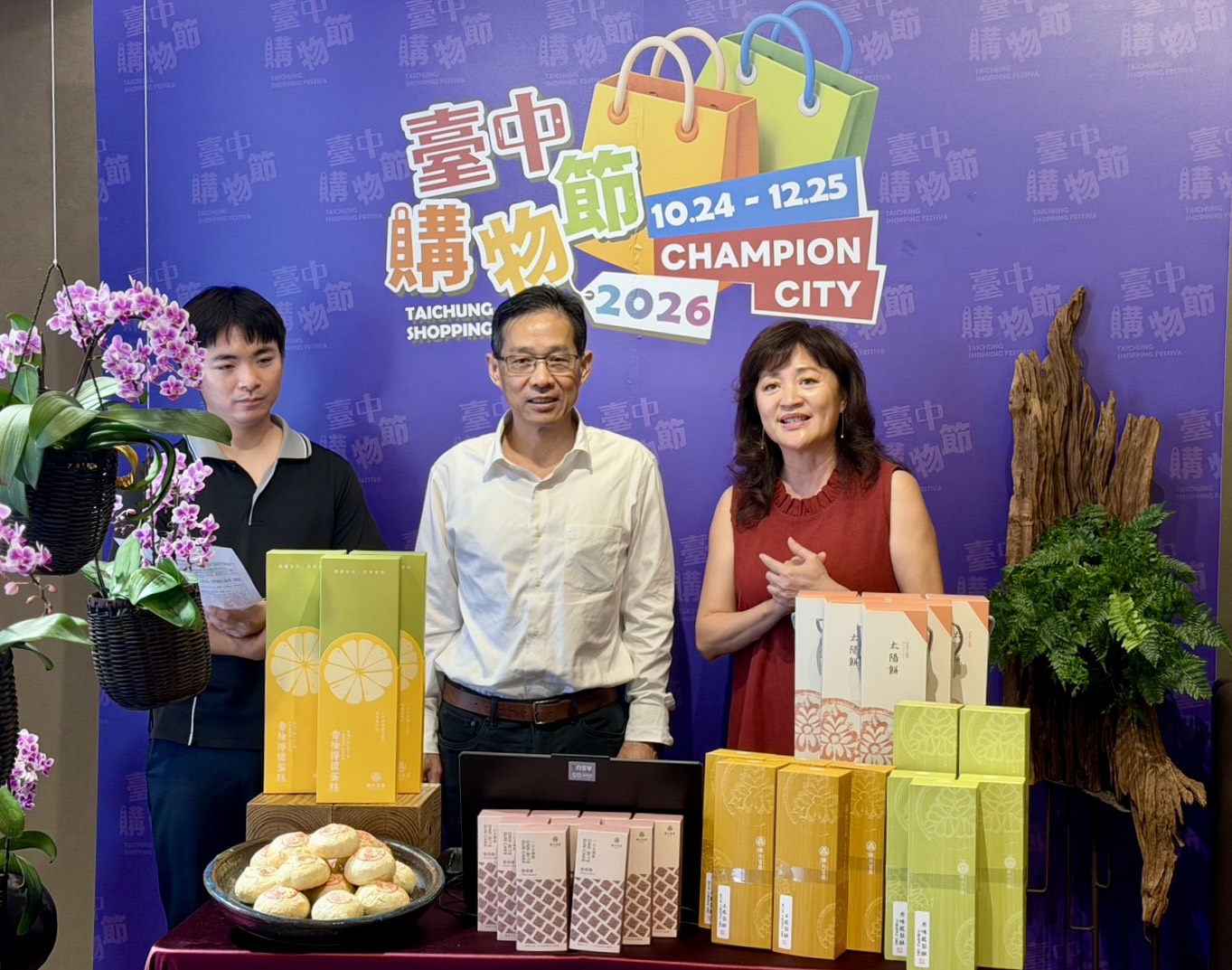經發局長張峯源-中-與自由路商圈主委-陳允宝泉總經理翁羿琦-右-共同抽出購物節暖身千萬禮.jpg