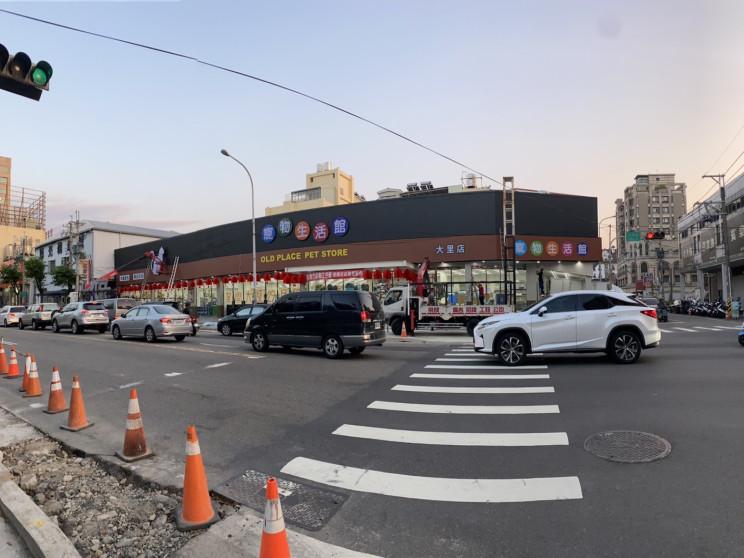 老地方寵物生活館 - 大里旗艦店